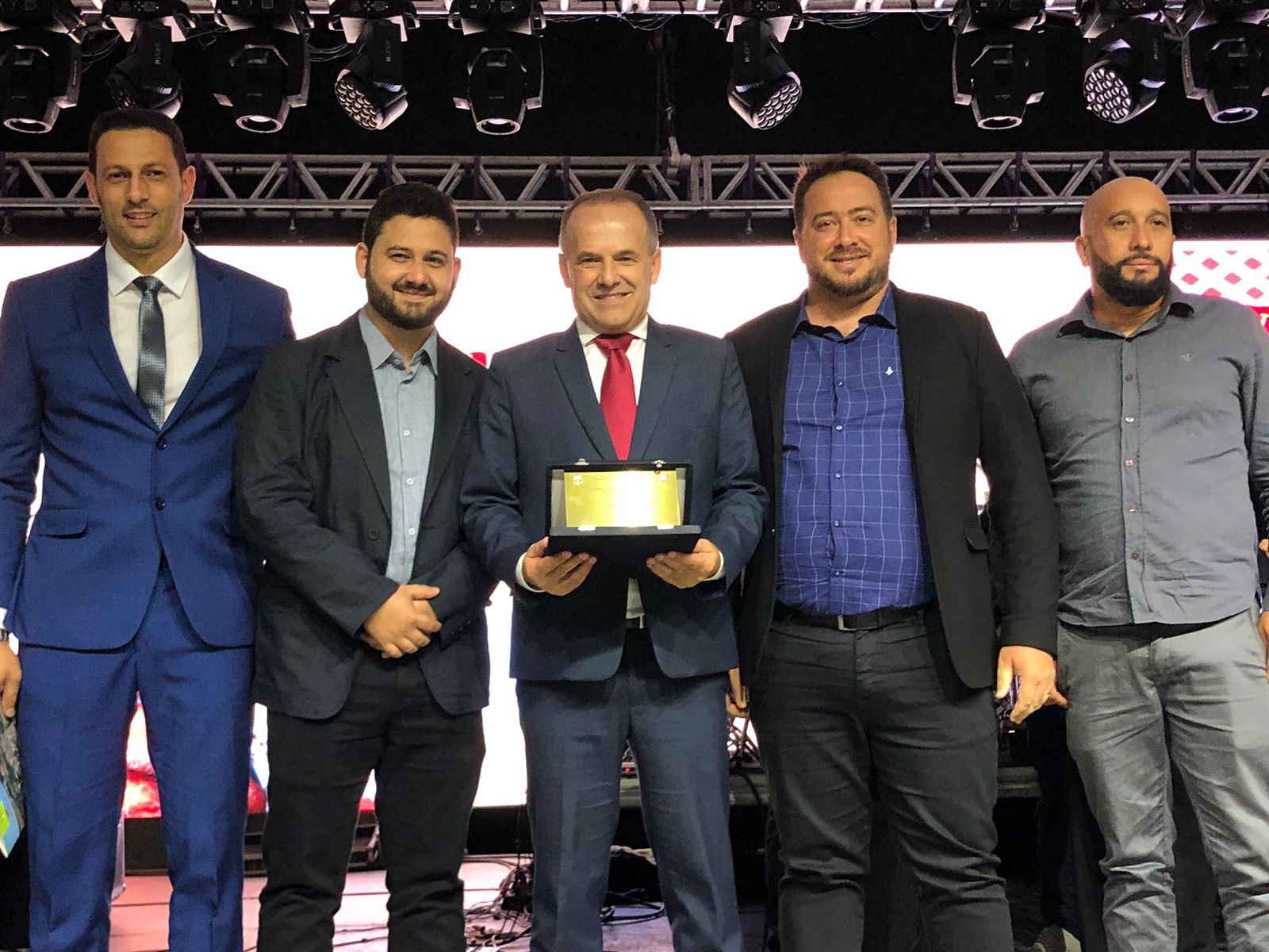 HOMENAGEM A EX PREFEITOS E VICES MARCA ABERTURA DO FESTIVAL DO PÃO FRITO. 