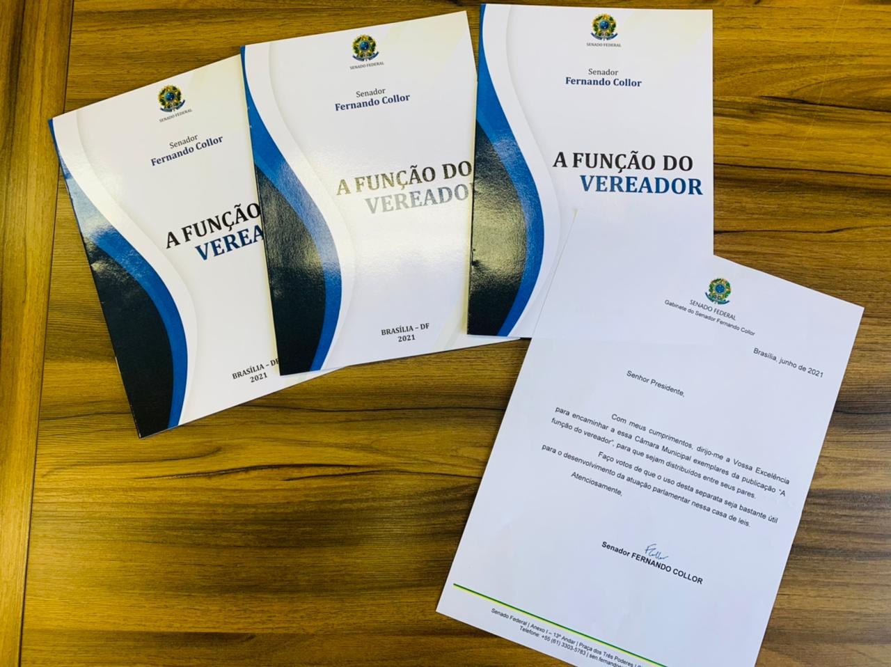 VEREADORES RECEBEM EXEMPLARES DO SENADOR FERNANDO COLLOR 